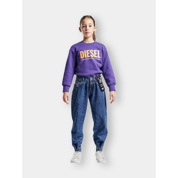 Ragazza con jeans boyfriend Diesel blu e felpa viola, vista frontale