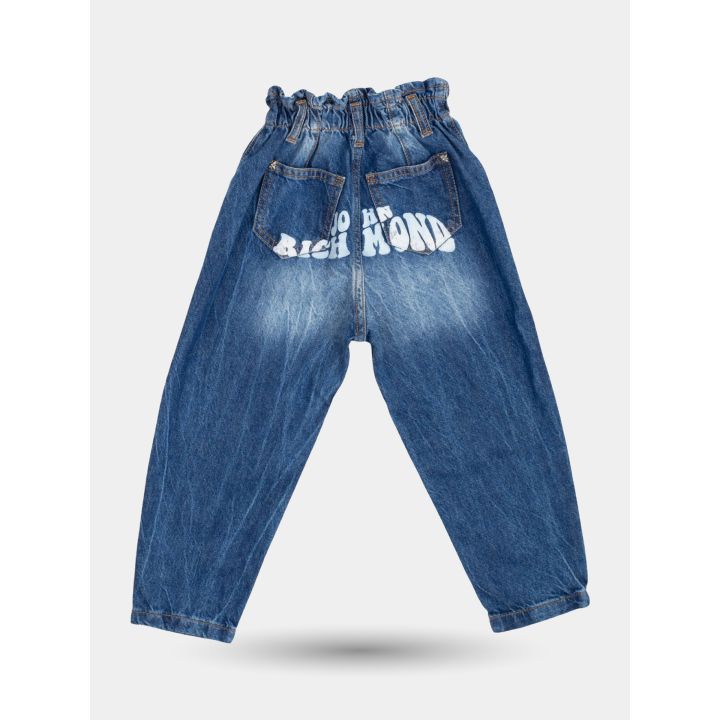 Retro del jeans blu John Richmond con la scritta bianca sopra le tasche