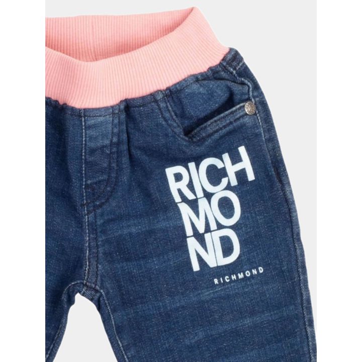 Dettaglio della scritta Richmond bianca e della vita elastica rosa