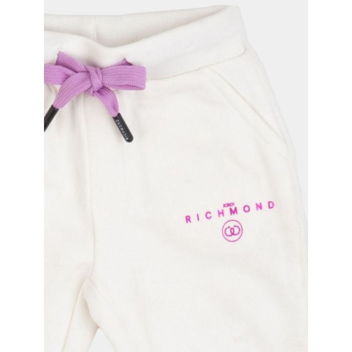 Dettaglio della coulisse lilla con puntali neri e del logo fucsia Richmond