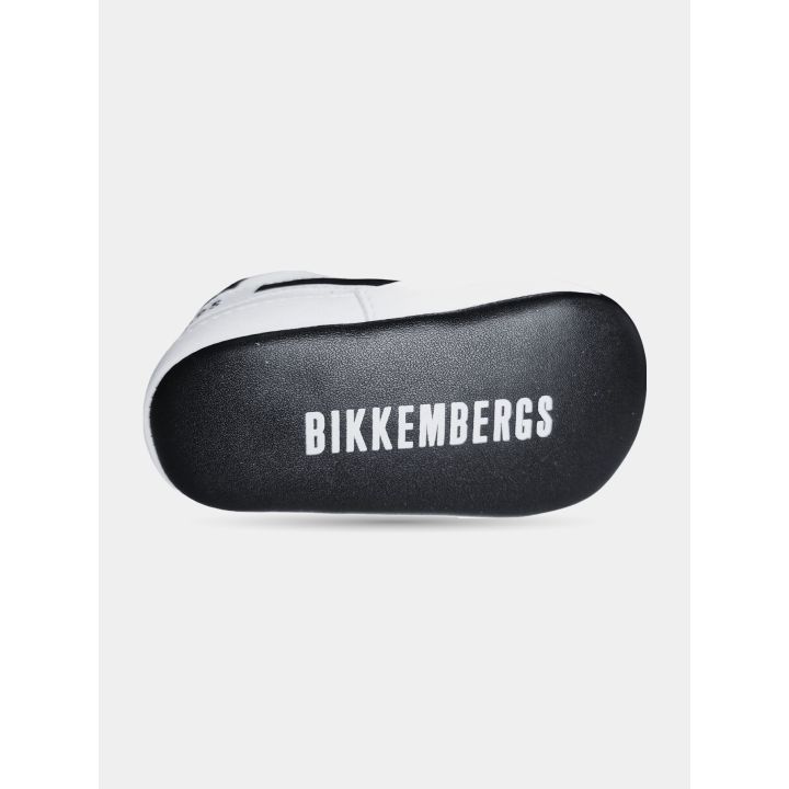 Fondo nero con logo bianco della sneaker Bikkembergs da neonato