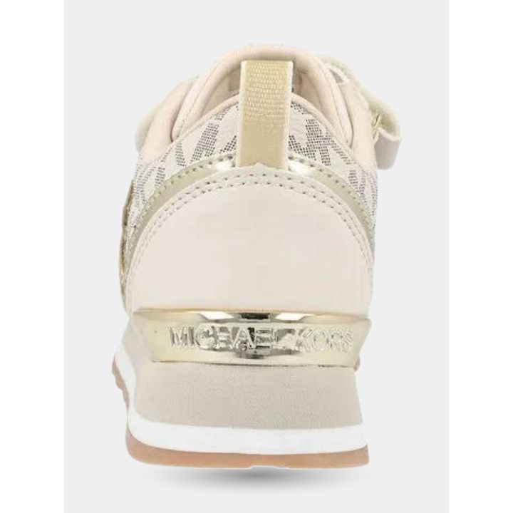 Retro delle sneakers con fascia dorata e scritta Michael Kors sul tallone
