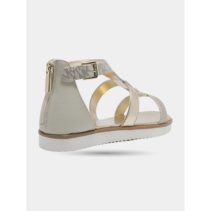 Retro del sandalo beige con zip dorata sul tallone e fibbia alla caviglia