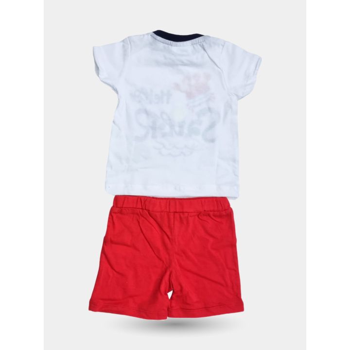 Retro della t-shirt bianca con collo blu e del pantaloncino rosso