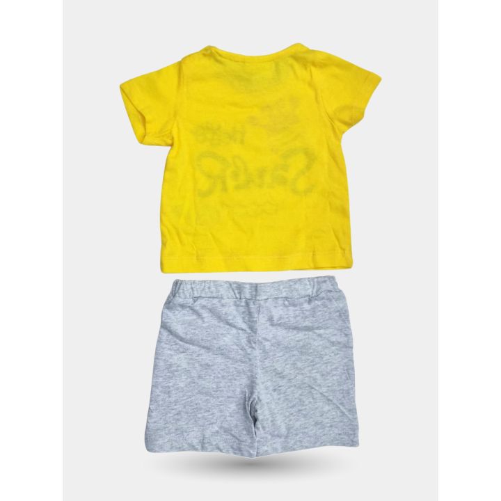 Retro della t-shirt gialla e del pantaloncino grigio melange