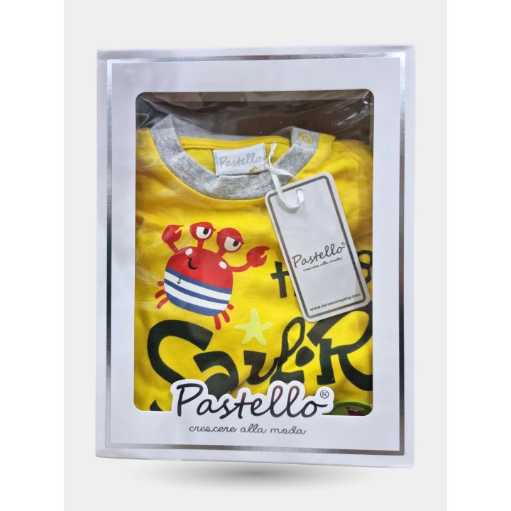 T-shirt gialla Hello Sailor piegata nella scatola Pastello