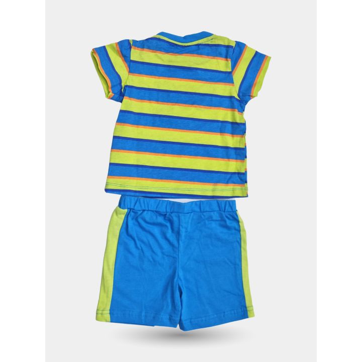 Retro della t-shirt a righe e del pantaloncino azzurro con bande lime