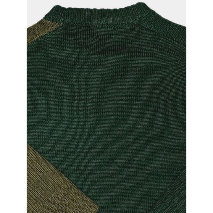 Dettaglio della maglia verde sul retro con spalla oliva