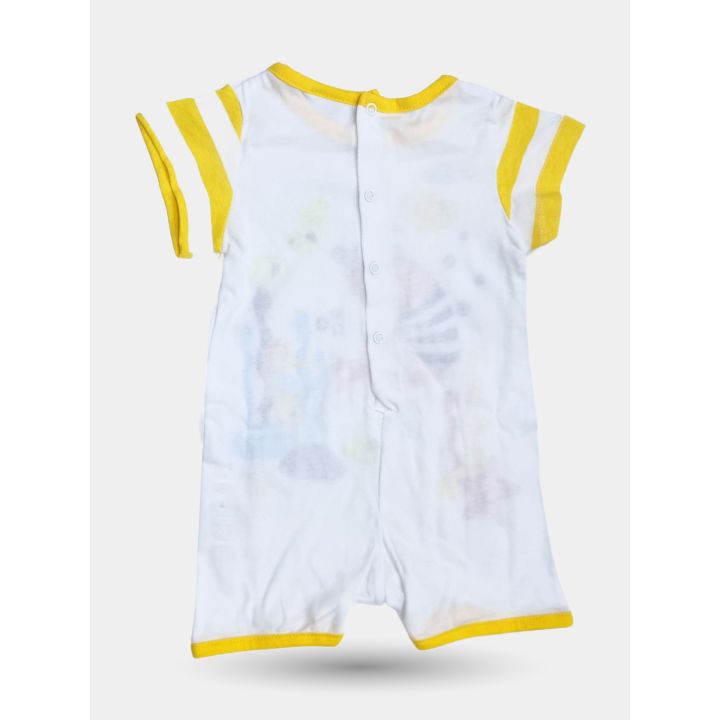 Retro bianco del pagliaccetto con bottoncini e maniche a righe gialle