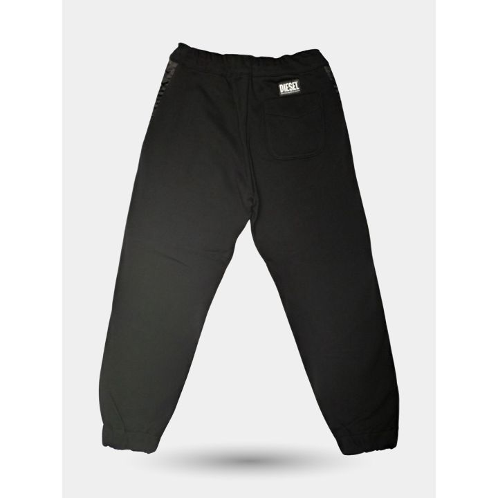 Retro dei pantaloni tuta Diesel neri con patch sulla tasca