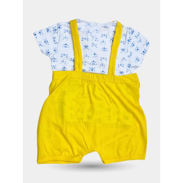 Retro della salopette gialla con bretelle dritte e t-shirt stampata