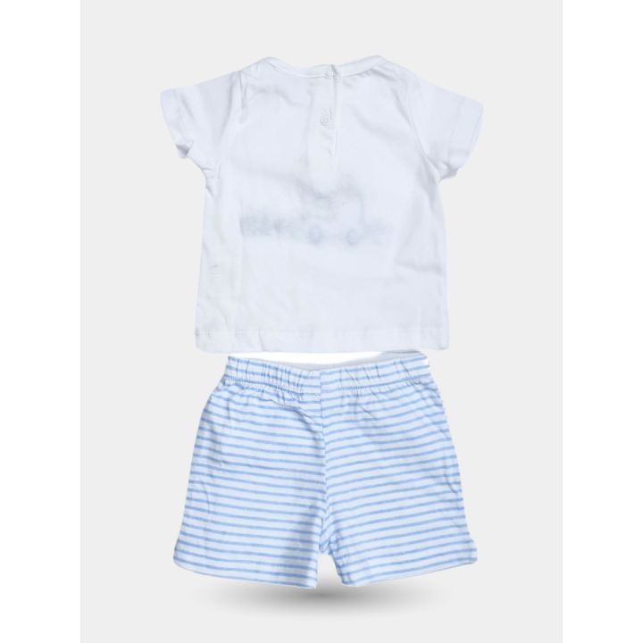 Retro della t-shirt bianca con bottoncini e del pantaloncino a righe celesti