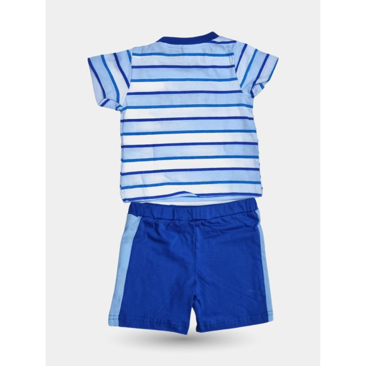 Retro della t-shirt a righe e del pantaloncino blu con banda azzurra