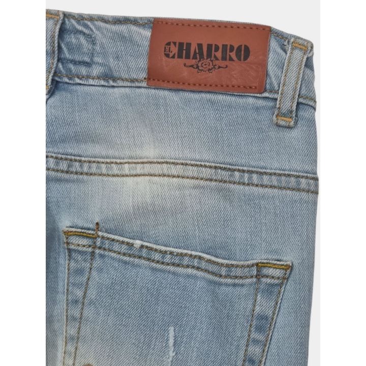 Dettaglio della patch Charro color cuoio sul retro della vita