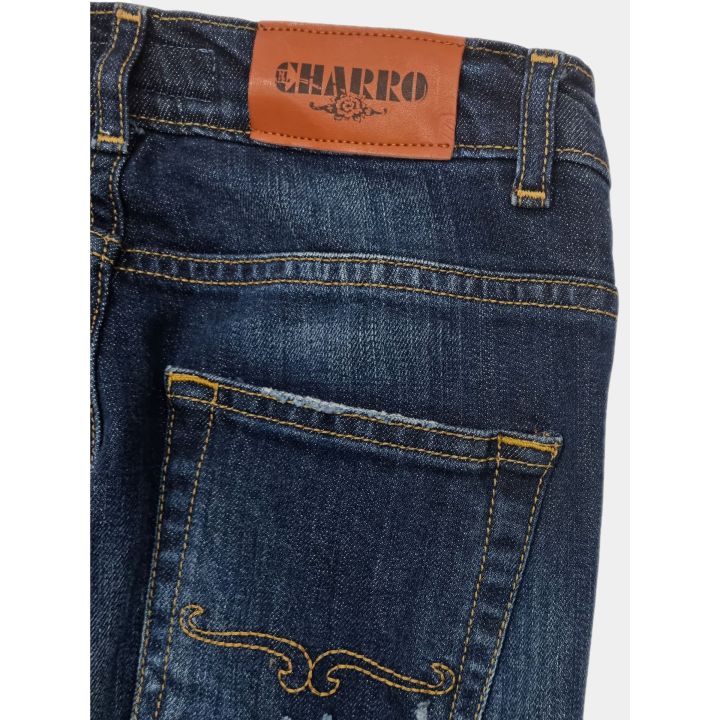 Dettaglio della patch Charro e dell'impuntura arancio sulla tasca