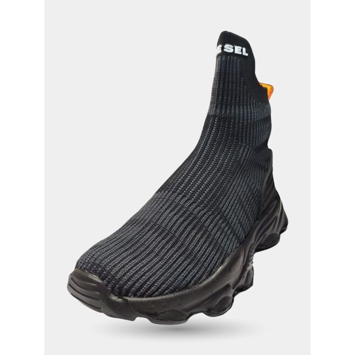 Sneaker Diesel nera vista dall'alto con tomaia in maglia