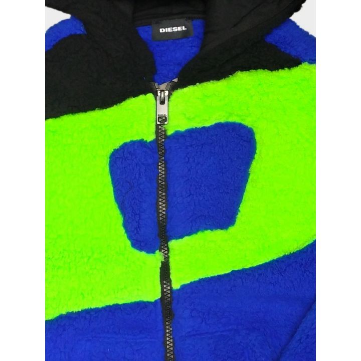 Dettaglio della D verde fluo e della zip sulla felpa blu