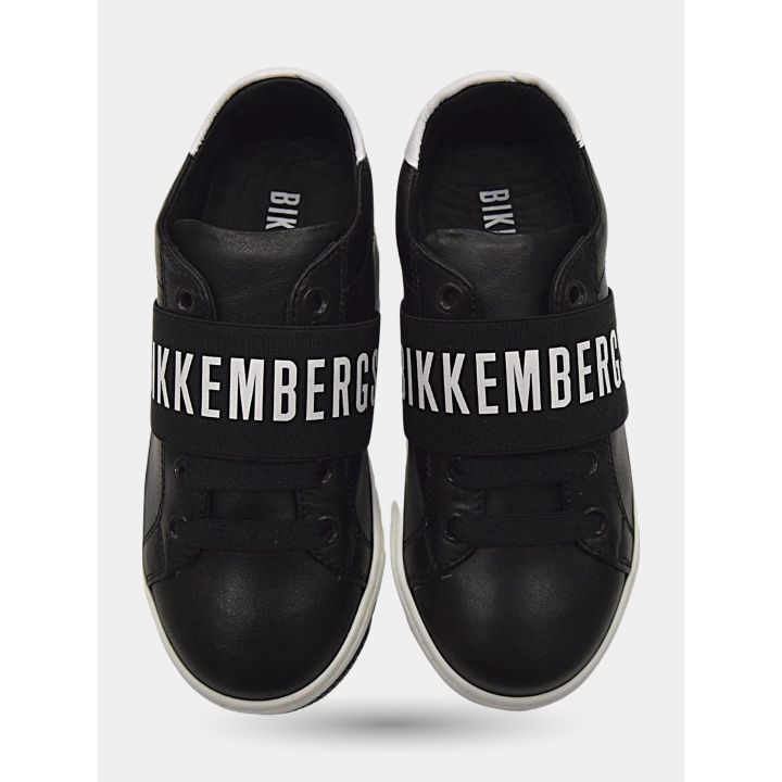 Sneakers Bikkembergs nere viste dall'alto con la scritta sulla fascia