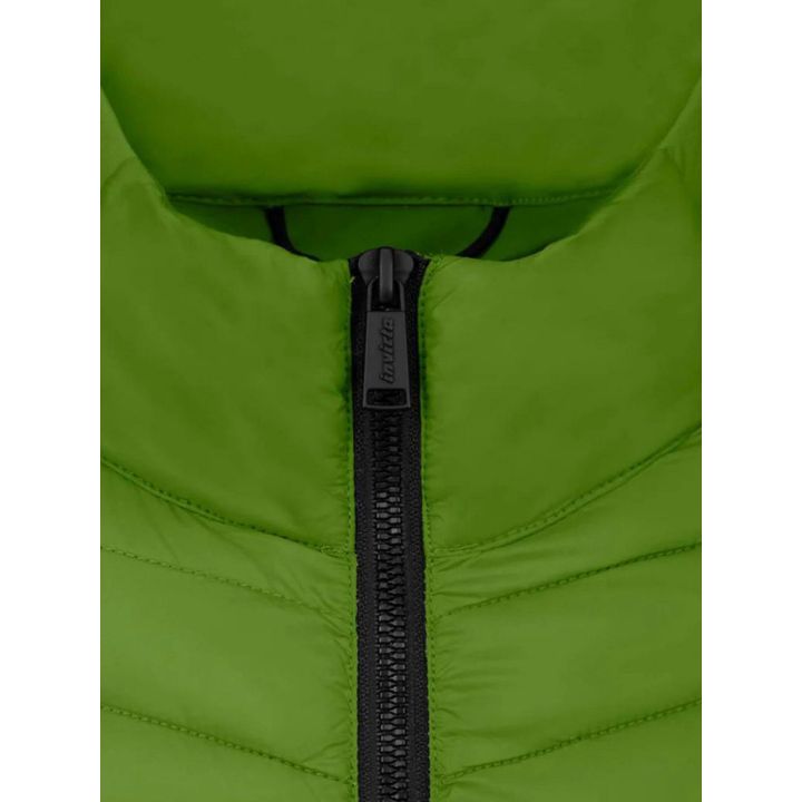 Dettaglio del collo alto verde con la zip nera e il cursore inciso Invicta