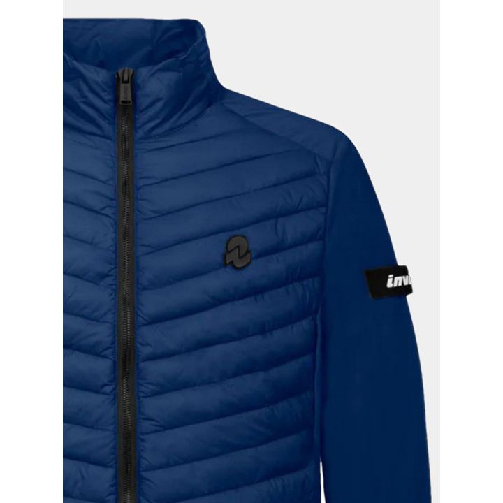 Dettaglio del davanti blu trapuntato con logo sul petto e fascia sulla manica