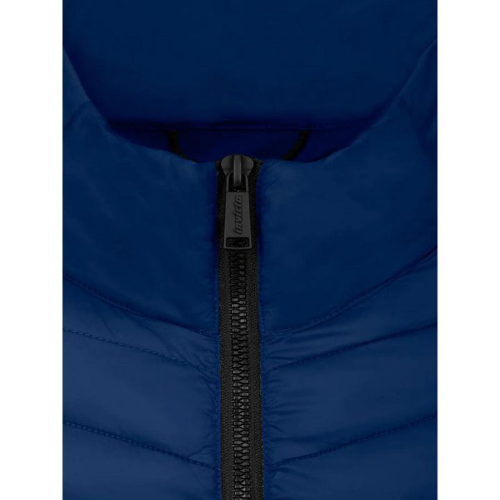 Dettaglio del collo alto blu e della zip nera con cursore logato
