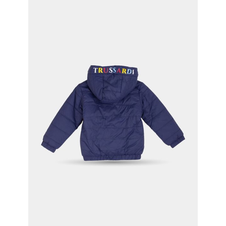Retro della giacca Trussardi blu con scritta multicolore sul cappuccio