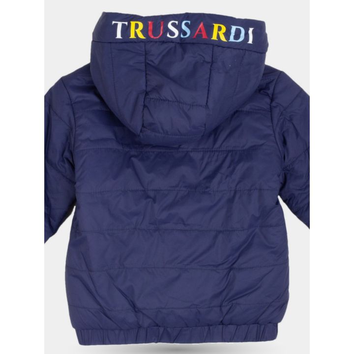Dettaglio della scritta Trussardi a lettere multicolore sul cappuccio