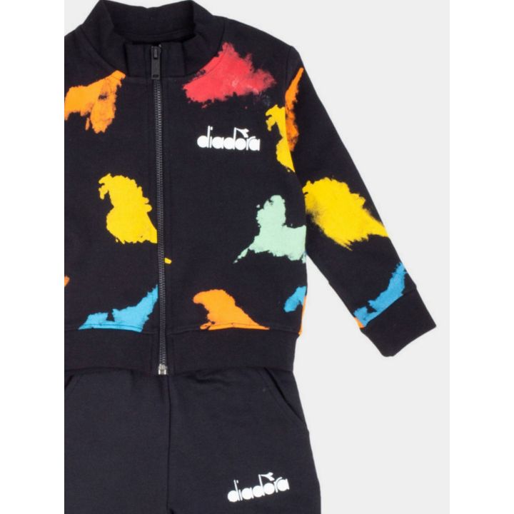 Dettaglio della felpa con zip, collo alto e logo Diadora bianco sul petto