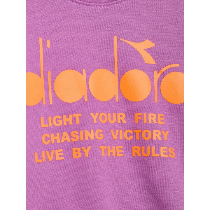Dettaglio del logo Diadora arancione e delle scritte Light Your Fire