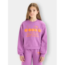 Ragazza con la felpa girocollo Diadora lilla, logo arancione sul petto