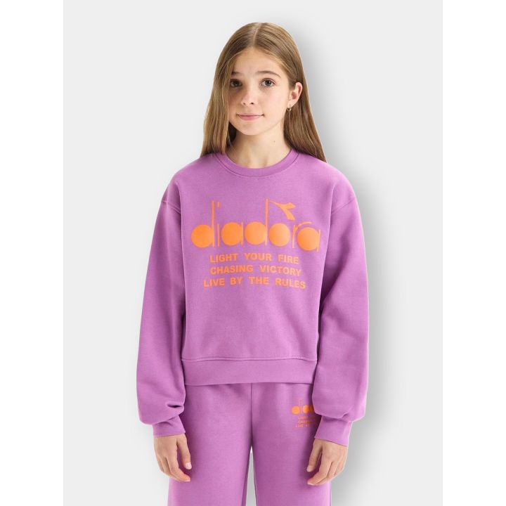 Ragazza con la felpa girocollo Diadora lilla, logo arancione sul petto