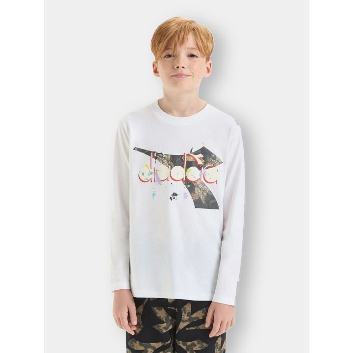 Ragazzo che indossa la t-shirt Diadora bianca con logo spray