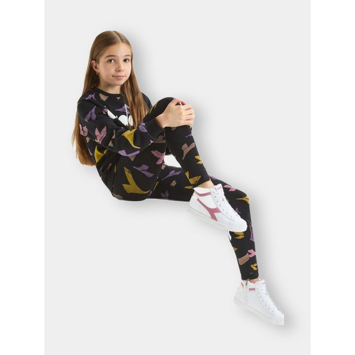 Felpa Diadora a frecce colorate indossata, bambina seduta di lato