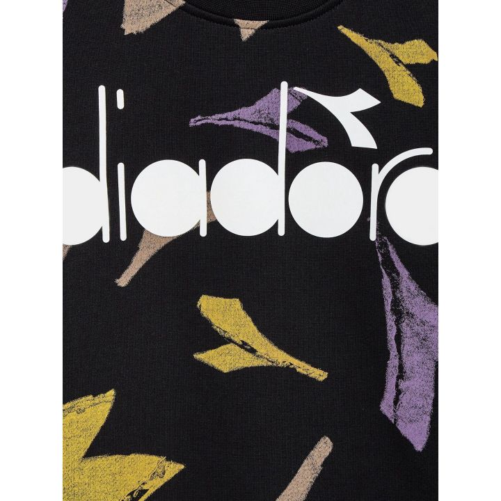 Dettaglio del logo Diadora bianco fra le frecce dipinte a pennello
