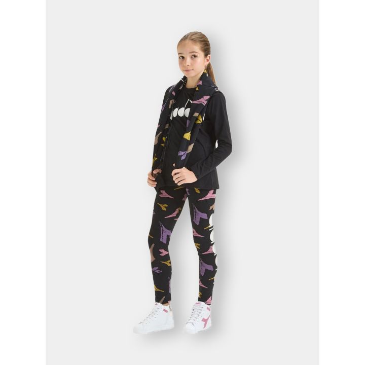 Bambina con i leggings Diadora a frecce colorate, figura intera