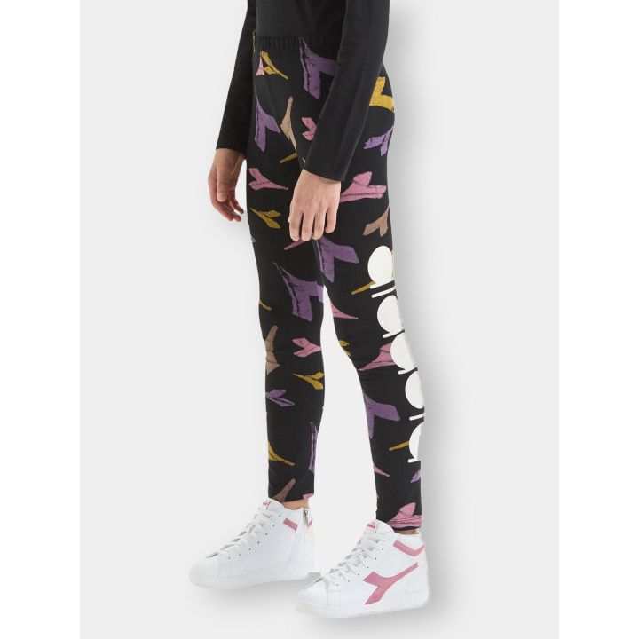 Leggings Diadora indossati, vista laterale con il logo bianco sulla gamba