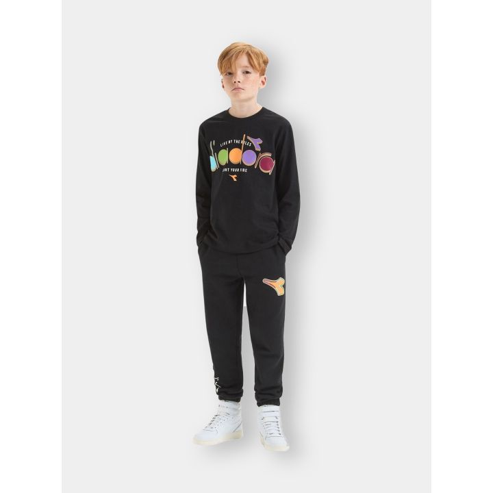 Ragazzo che indossa la t-shirt Diadora nera, figura intera