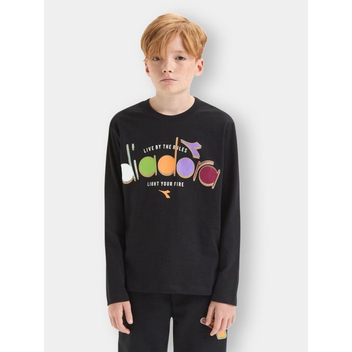 T-shirt Diadora nera indossata, logo colorato Live By The Rules sul petto
