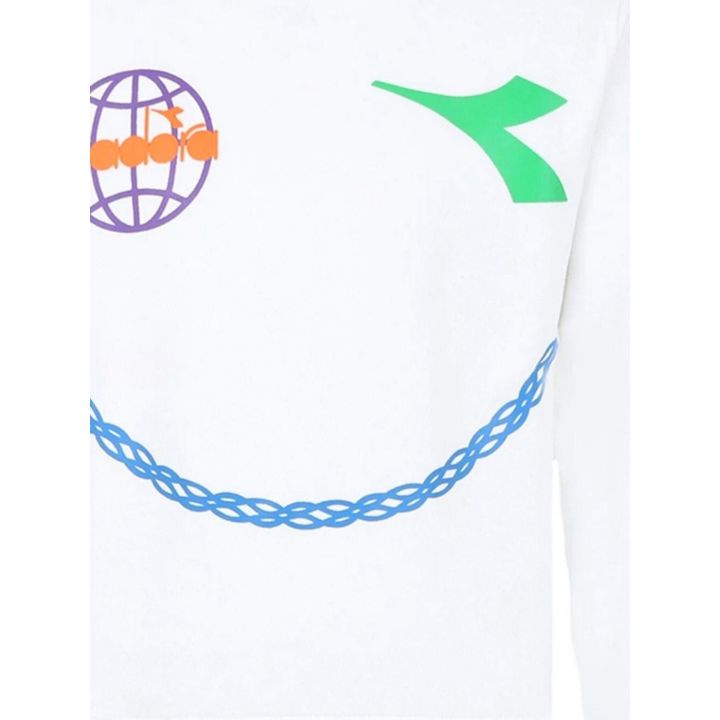 Dettaglio dello smile: mappamondo viola, freccia verde e sorriso azzurro
