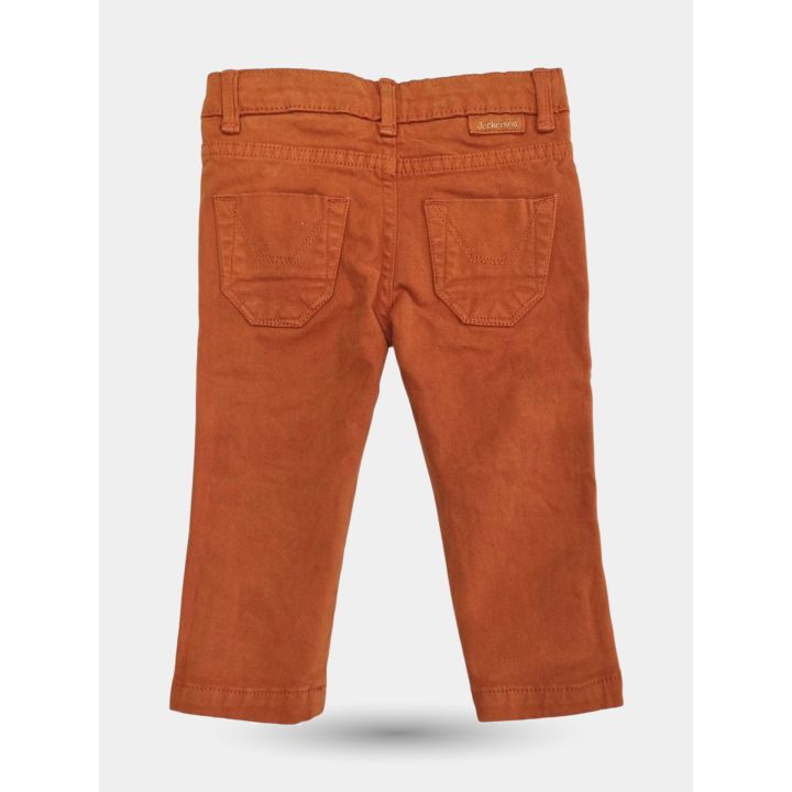 Retro dei pantaloni arancioni con tasche applicate ed etichetta