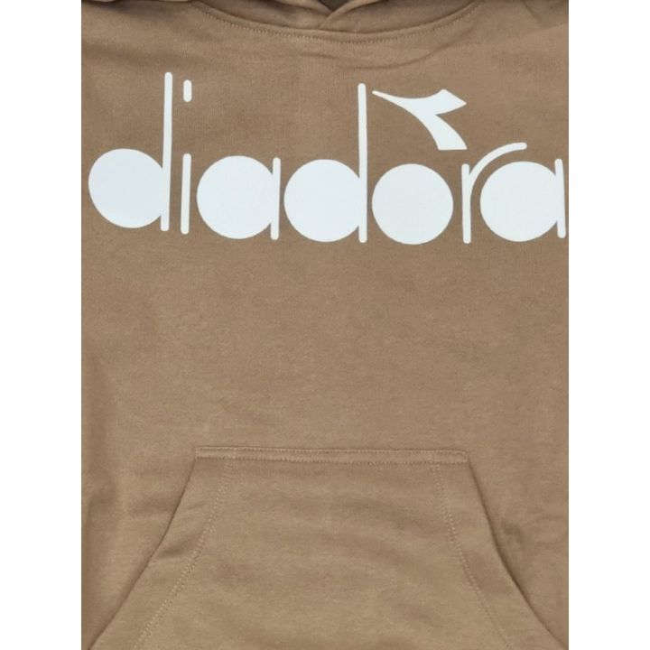 Dettaglio del logo Diadora bianco e della tasca a marsupio