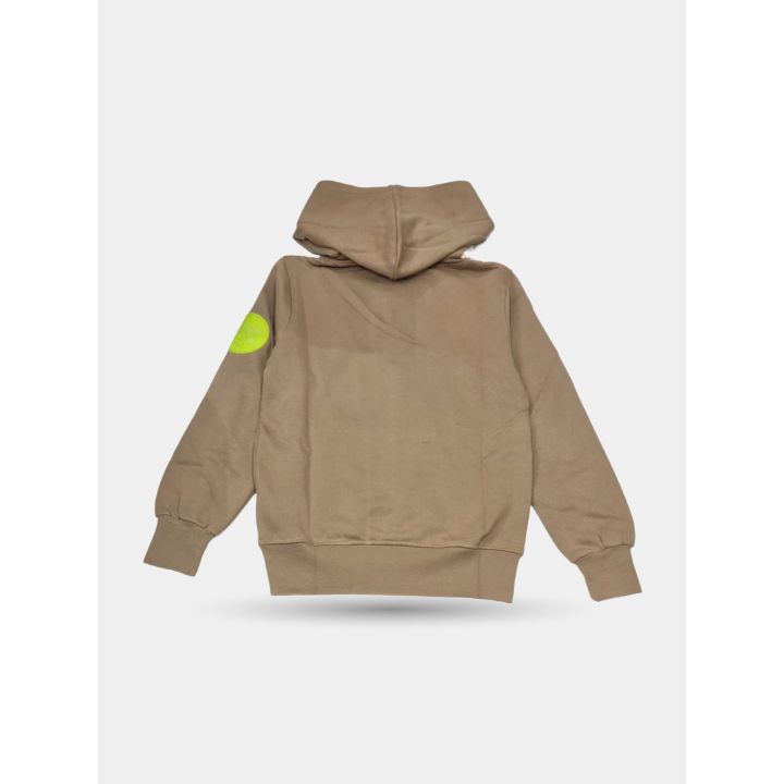 Retro della felpa marrone cammello con toppa giallo fluo sulla manica