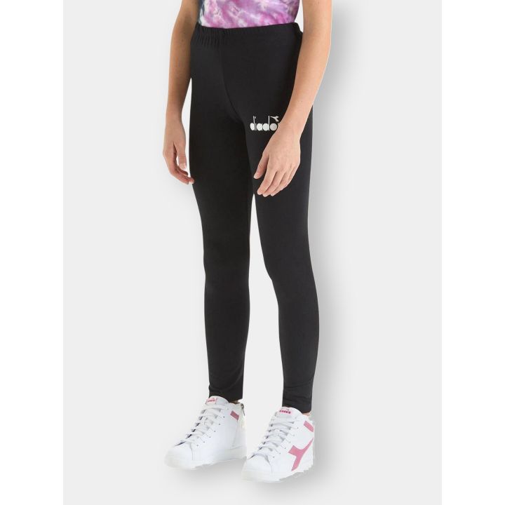 Leggings neri Diadora indossati, dettaglio del logo bianco sulla coscia