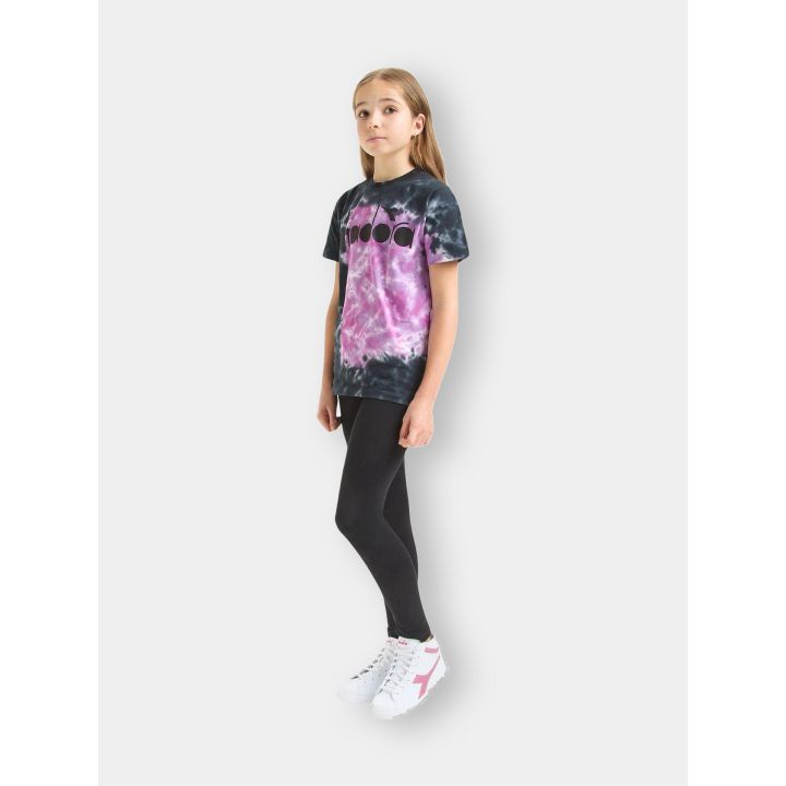 Bambina con i leggings Diadora neri e una t-shirt, figura intera