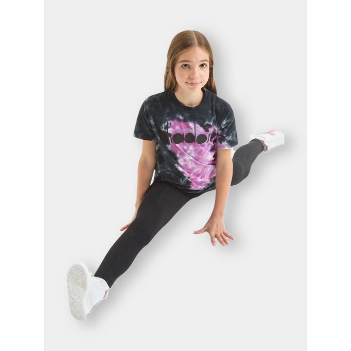 Bambina in spaccata con i leggings Diadora neri