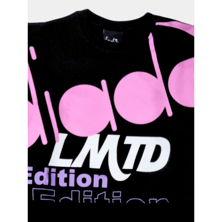 Dettaglio del logo Diadora rosa e della scritta LMTD Edition bianca e lilla