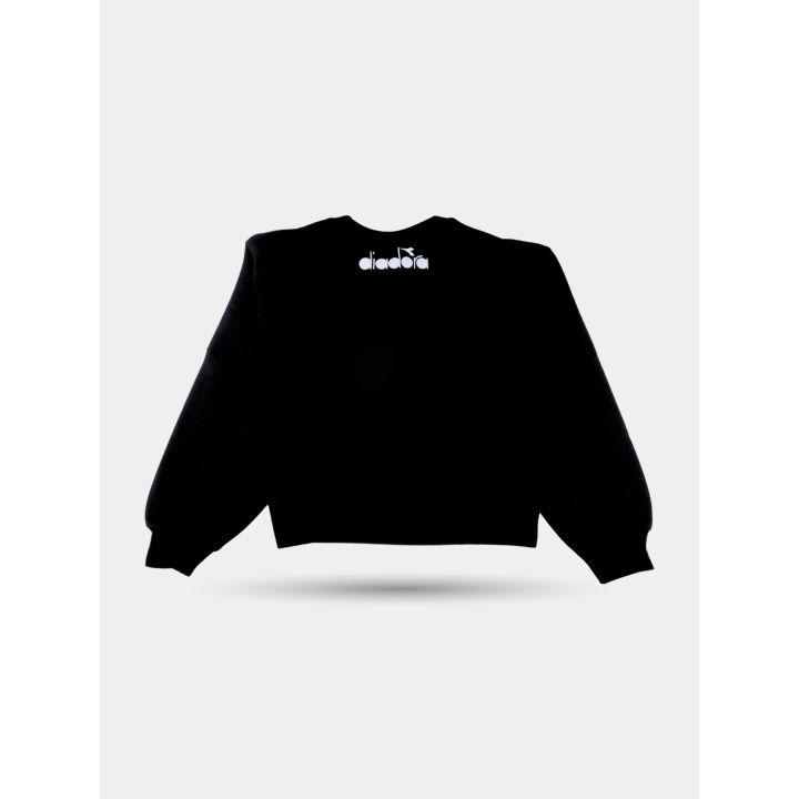 Retro della felpa corta Diadora nera con piccolo logo bianco sotto il collo