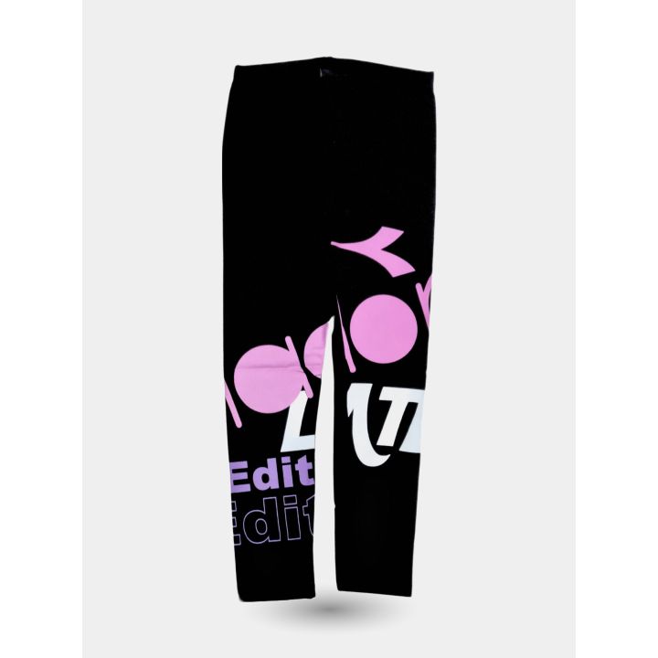 Leggings neri visti da dietro, scritta Edition lilla sulla gamba