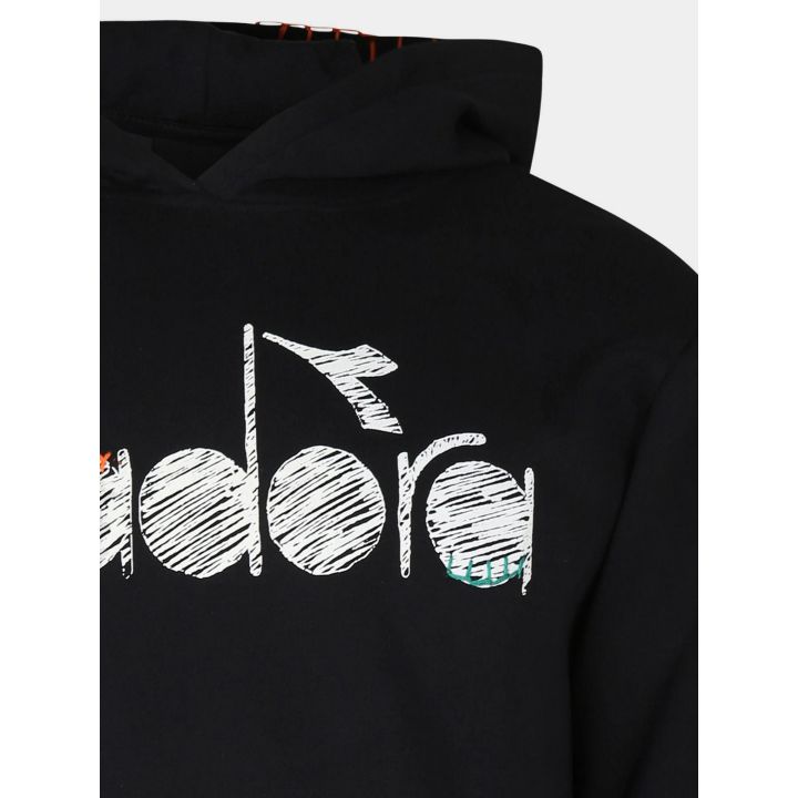 Dettaglio del logo Diadora bianco a schizzo e del cappuccio della felpa nera