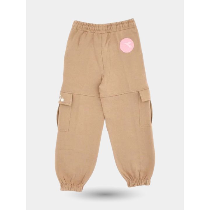 Retro dei pantaloni tuta cargo Diadora beige con toppa rosa sotto la vita